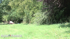 La France a Poil: Nudistická brunetka má skupinovou sex venku