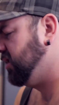 BEARFILMS - ursul Aiden Storm raw îl fute pe fundul lui Sebastian Sax