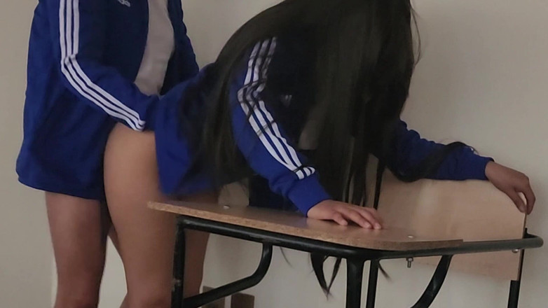 Astrid Cute: Puszczalska studentka jebanie bez zabezpieczenia