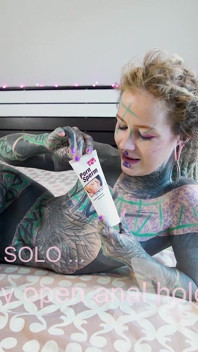 TETOVANÁ roztahování análu milující dívka CUMPLAY