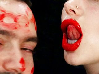 Goddess Misha Goldy: Alex&#039;in yüzünü kırmızı ruj öpücüğüyle kapatıyor