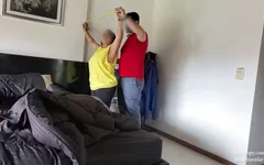 Servitoare cu cămașă galbenă, episod mai lung