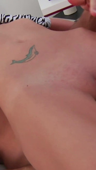 Logan Bella: Blondă, rusă, iubitoare de sex anal dur