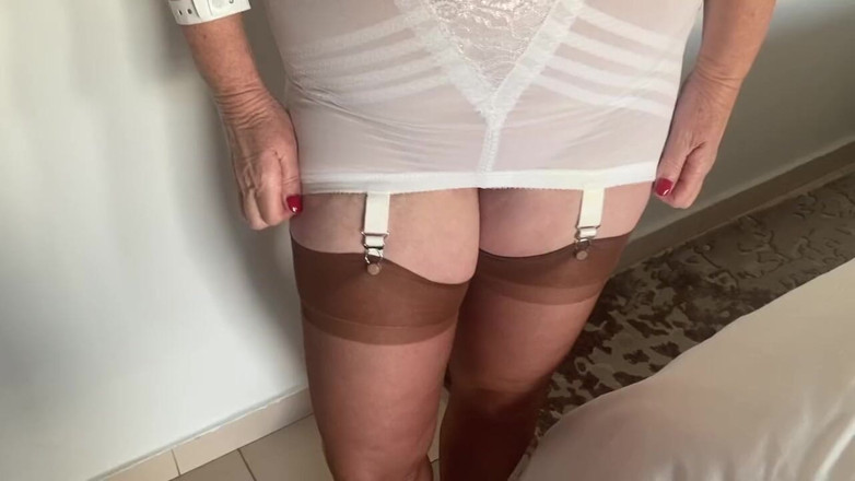 Aunty Sandra vintage girdle queen: Tia Sandra colocando seu bronzeado