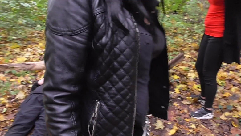 Femdom Austria: 숲에서 오줌 싸는 샤워