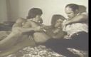 Vintage Usa: विंटेज तीन लोगों की चुदाई काली और सफेद सेक्स फिल्म