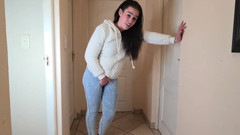 domslutfucker: 黑发荡妇急需撒尿，在她的蓝色牛仔裤里撒尿