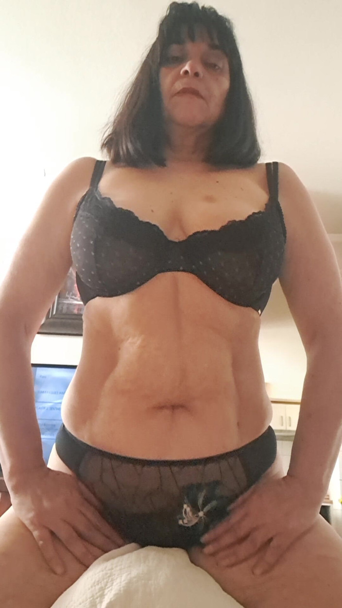 Mommy big hairy pussy: Une MILF à quatre pattes attend de se faire baiser