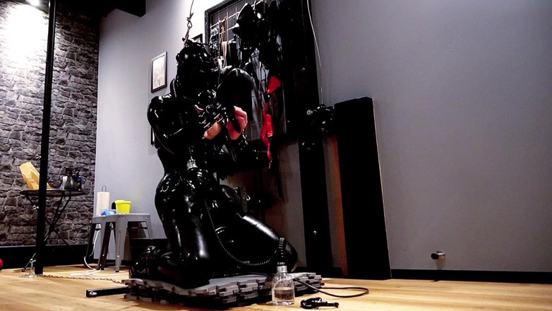 Hooded June: Sybian'a ciddi bir şekilde kendini esaret altında bağlı