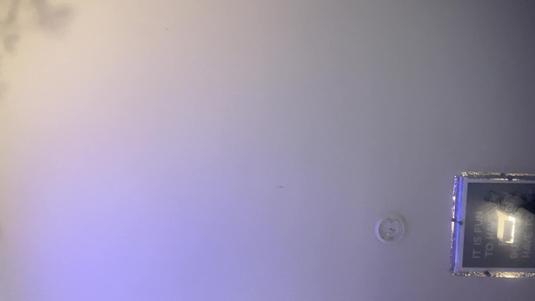 Savage confidence: Allongée sur le lit avec la caméra entre mes jambes,...