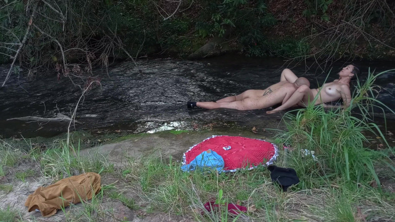 Victor SweetCoupleStories: Möte med en främling vid ett vattenfall slutar med sex.