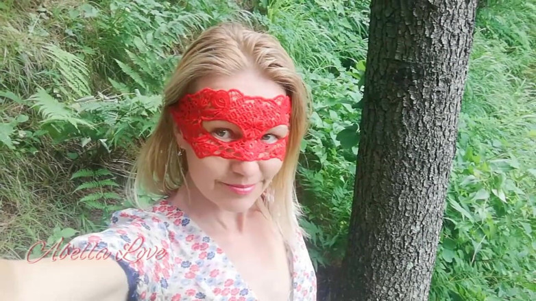 Abella Love: Fată blondă minionă excitată care merge goală în parc și are un...
