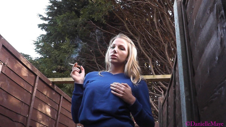 DanielleMaye: 대학 뒤에서 담배를 피우다