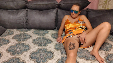 Emma_Alex: Menjolok pepek berbulu dan melancap