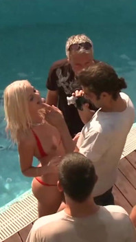 Grupo de chicos asistir a una fiesta en la piscina con chicas calientes y se desnuda