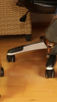 Calze di nylon nere e tacchi alti - un footplay lento in jeans attillati