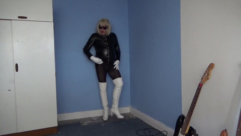 Leather Kirsten: Mais preto e branco