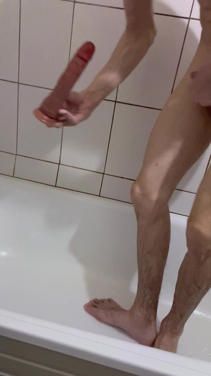 Last day: Femboy si hraje ve sprše