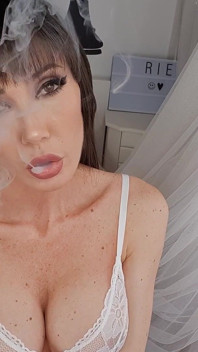 Svapandoti in faccia con lingerie sexy