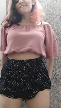 Khoe hàng trong phòng tắm tiểu bang