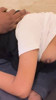 ลูกพี่ลูกน้องสาวของฉันใช้น้ําเงี่ยงของฉันต่อหน้าแม่เลี้ยง