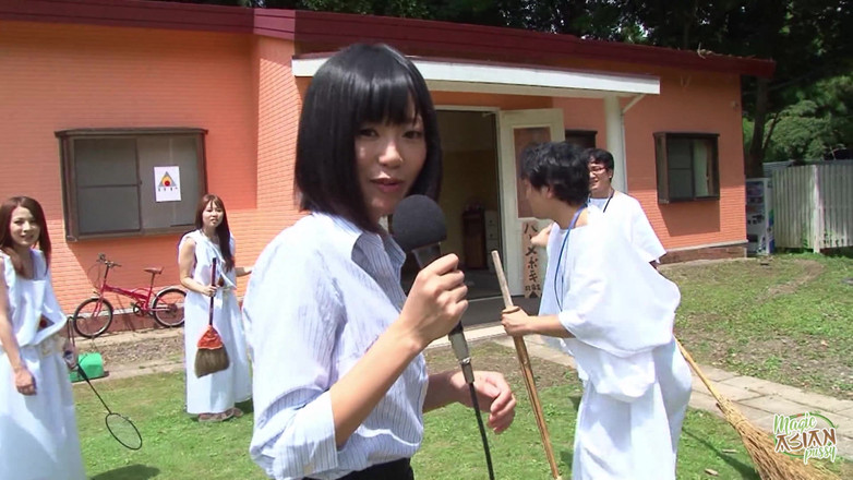 Magic Asian Pussy: Elle est entrée dans la pièce où tous ces gens...