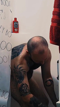 Un mec tatoué sexy sous la douche