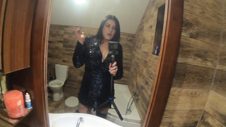 MilfyCalla: Fumo pipì gioca in abito lucido. Feticismo del bagno ed...