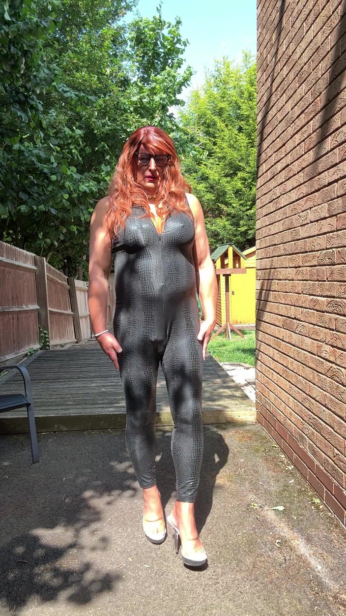 Kellycd2022: La sexy travestita kellycd2022 in tuta e tacchi in pvc...