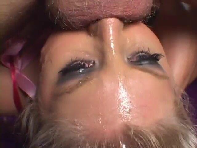 Wild Suckers: Un mec excité aime une belle pipe à l'intérieur