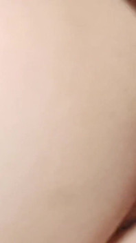 La ragazza carina della porta accanto fa la prima scena di sesso