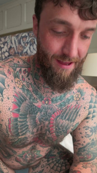 Une dominatrice tatouée adore le cul en solo