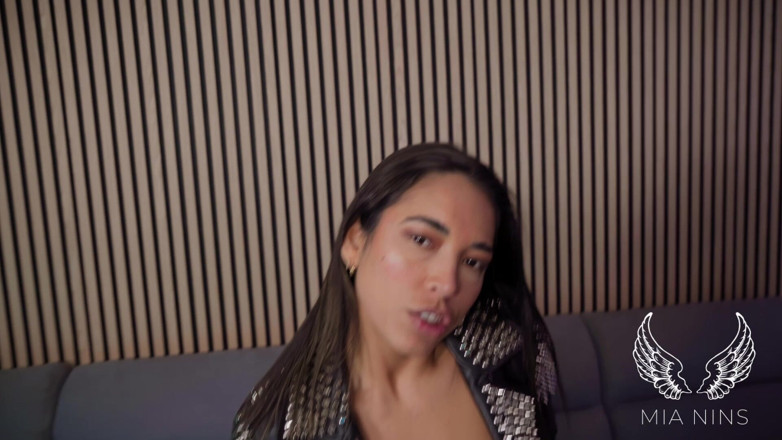 Mianins: Solospiel masturbation strip-squirt-video