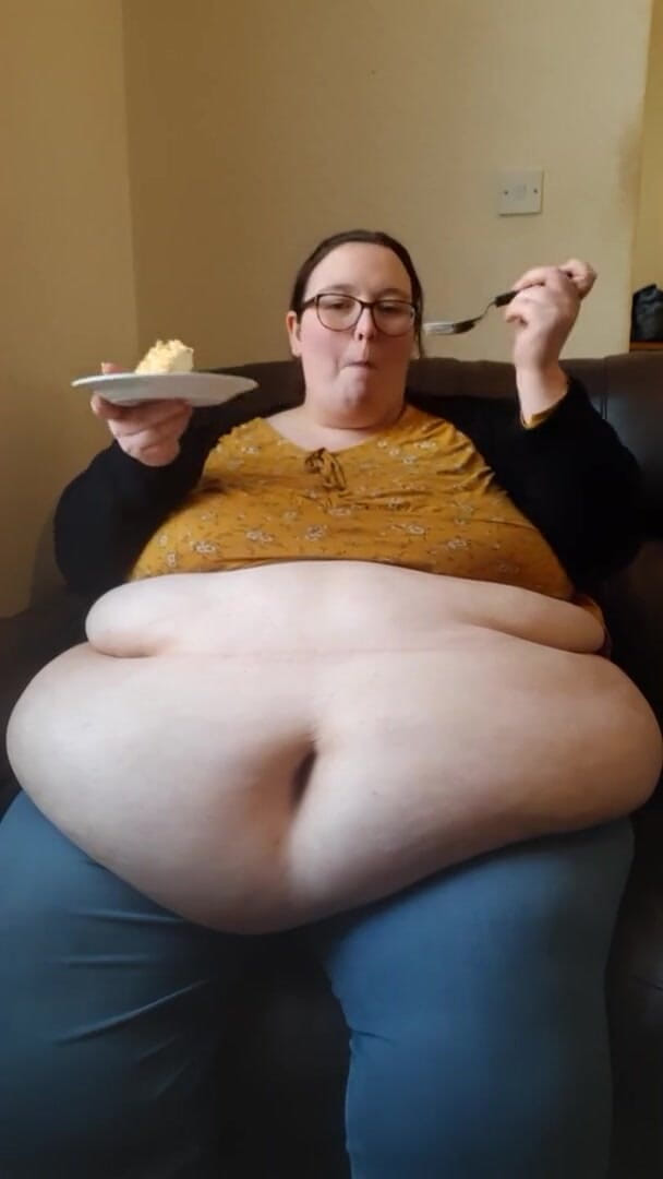 SSBBWLadyBrads: SSBBW jí koláč s vytaženým břichem
