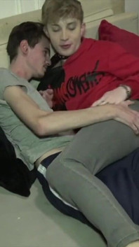 La zorra rubia twink Andrea follada a pelo por el joven bisex