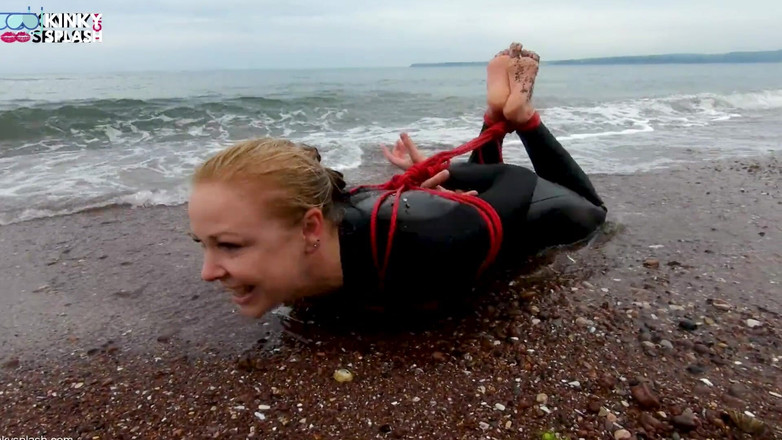 UKCuteGirl: Hogtied in un Wetsuit - sfida di fuga con la corda...