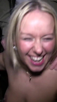 Skotsk MILF slampa använder sin våta mun för att tömma flera kukar på ett dogging -äventyr
