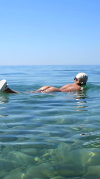 สาวงามเซ็กซี่ของกูอาบแดดบนชายหาดแก้ผ้า