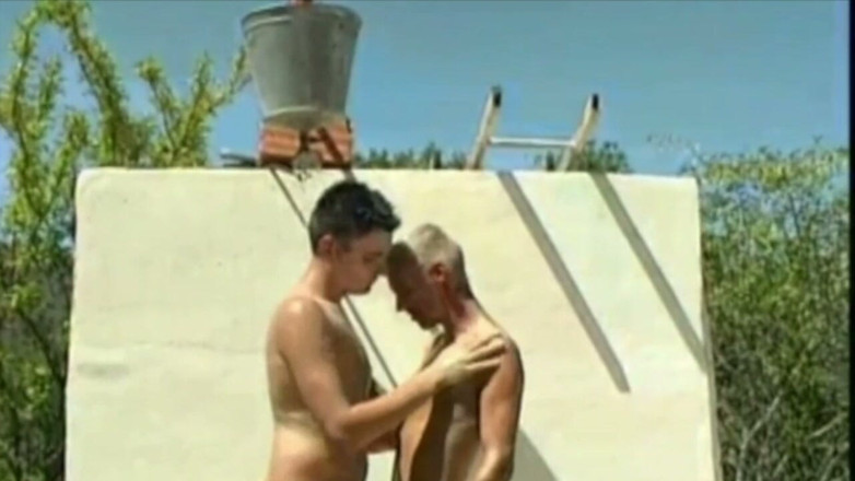 FIRST BAREBACK EXPERIENCE IN BACKROOM: Ils Baisent Dans Un Parc Public