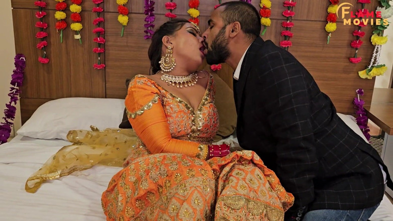 DesiHeat Studio: 쪼이는 보지와 처녀 보지를 따먹는 Razia Bhabhi