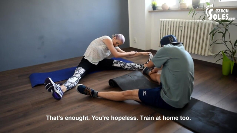 Czech Soles - foot fetish content: Spor salonu hocası tarafından dövülen ayaklar