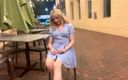 Public Paulina: Öffentliche Paulina zieht sich aus und masturbiert draußen im restaurant