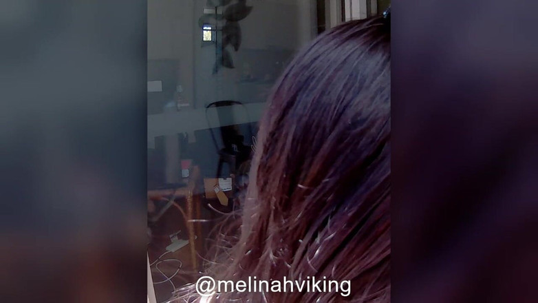 Melinah Viking: Esmer saç fırçalama