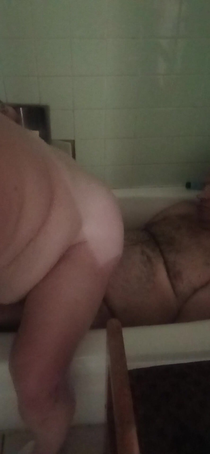 MAGLIGHTGIRL69: Pasangan matang berkongkek dalam tab mandi