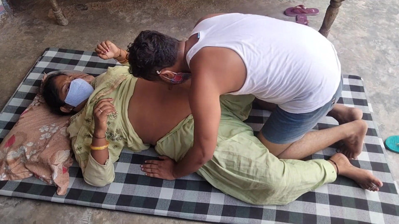 Yourgeeta8899: Indische heiße bhabhi wird von ihrer alten freundin in ihrem...