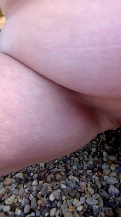 Hot-Pussy66: Писать в саду