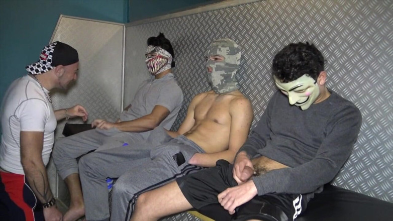 Gaybareback: Français mec suce 3 bulgares hétérosiens