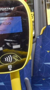 Murid nakal ini nggak bisa menolak kontol yang dia lihat di bus