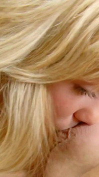 Une étudiante blonde se fait baiser par une grosse bite par ses voisins