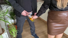 OurFetishLife: La suocera si mette la figa pelosa sotto un bicchiere...